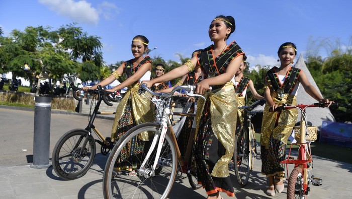 Sepeda Bambu Ini Jadi Cenderamata KTT ASEAN 2023 Beberapa remaja berpakaian khas Manggarai mendorong sepeda bambu di Labuan Bajo, Manggarai Barat, NTT, Sabtu (6/5/2023). Sepeda bambu tersebut rencananya dijadikan cenderamata bagi para kepala negara yang hadir pada KTT ASEAN ke-42 di Labuan Bajo. ANTARA FOTO/Zabur Karuru/aww.
