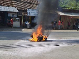 Sepeda Motor Tiba-tiba Terbakar Usai Isi BBM di Cianjur