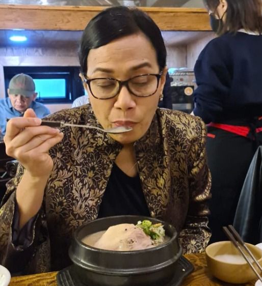 Sri Mulyani Cicip Samgyetang Khas Korea Selatan, Begini Komentarnya