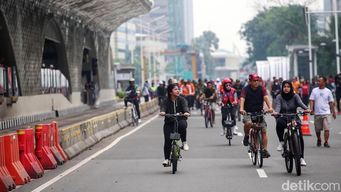 Hari bebas kendaraan bermotor (HBKB) atau car free day (CFD) kembali digelar di Bundaran HI, Jakarta, seusai libur Lebaran, Minggu (7/5/2023). Begini suasananya.