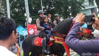 Sejumlah petugas Dishub, Satpol PP, hingga kepolisian berjaga di sejumlah titik. Terlihat pula kepolisian yang berkeliling menaiki kuda.