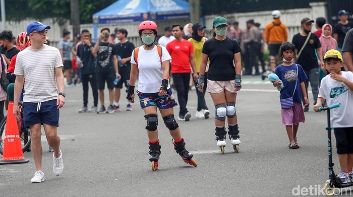 Suasana HBKB Usai Libur Lebaran 2023 Hari bebas kendaraan bermotor (HBKB) atau car free day (CFD) kembali digelar di Bundaran HI, Jakarta, seusai libur Lebaran, Minggu (7/5/2023). Begini suasananya.