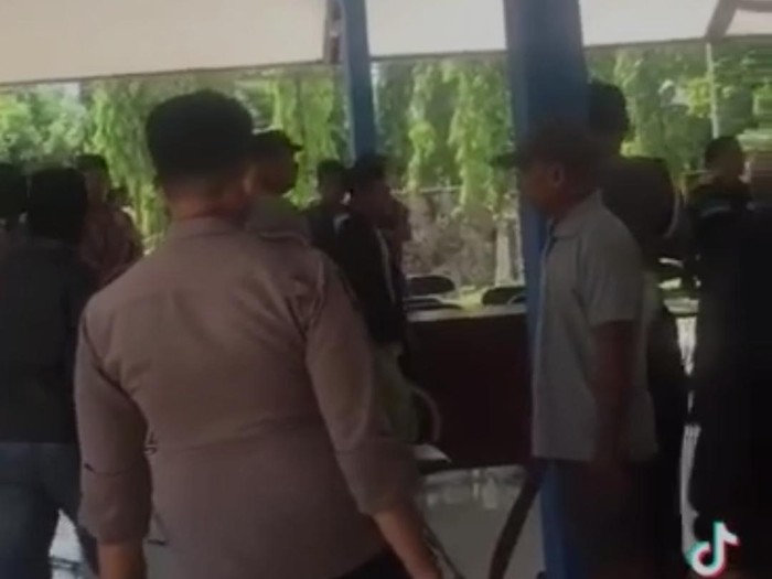 Tangkapan video viral sejumlah warga labrak kantor kecamatan di Bangkalan membawa celurit.