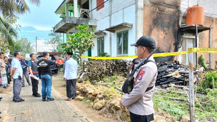 Tim Labfor Polda Jatim saat di kantor MWC NU Lenteng Sumenep