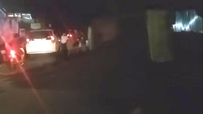 Truk bermuatan pasir di Makassar terbalik.