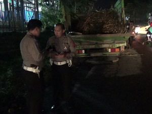 Truk Tebu Terguling Timpa Motor di Lumajang, 2 Orang Tewas dan 5 Luka
