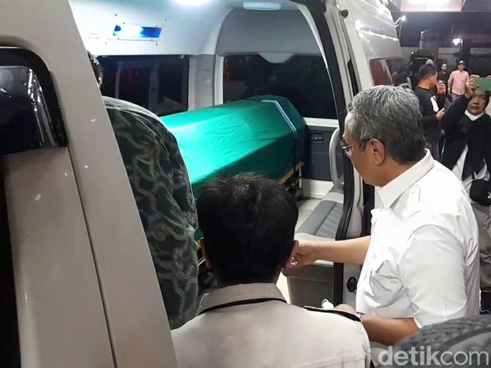Wali Kota Tangerang Selatan, Benyamin Davnie, menjemput para korban bus masuk jurang di RSUD Soeselo Tegal, Minggu (7/5/2023) malam.