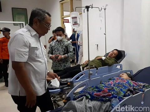 Wali Kota Tangerang Selatan, Benyamin Davnie, menjemput para korban bus masuk jurang di RSUD Soeselo Tegal, Minggu (7/5/2023) malam.