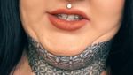 Potret Wanita Tutupi Double Chin Dengan Tato, Hasilnya Malah Begini