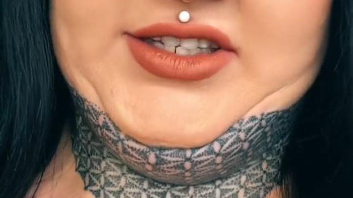 Wanita menggunakan tato di leher untuk menutupi double chin