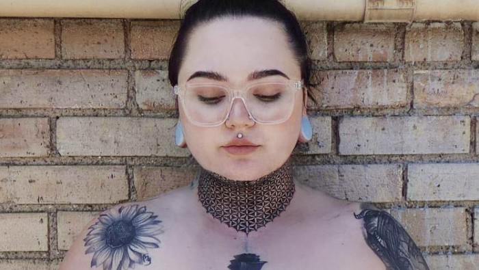 Wanita menggunakan tato di leher untuk menutupi double chin