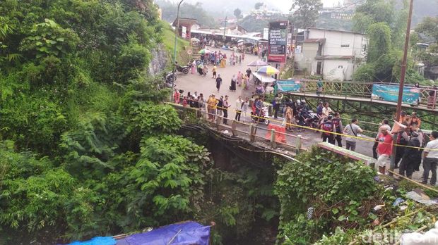 Warga masih berkerumun di sekitar lokasi bus masuk jurang di Guci, Tegal, Minggu (7/5/2023). Warga masih berkerumun di sekitar lokasi bus masuk jurang di Guci, Tegal, Minggu (7/5/2023).
