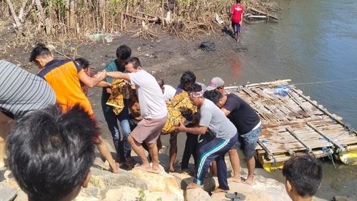 Warga mengevakuasi penemuan mayat pria yang diduga terseret arus di pesisir Pantai Candikusuma, Kecamatan Melaya, Jembrana, Bali, pada Minggu (7/5/2023). (Istimewa)
