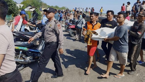 Warga mengevakuasi penemuan mayat pria yang diduga terseret arus di pesisir Pantai Candikusuma, Kecamatan Melaya, Jembrana, Bali, pada Minggu (7/5/2023). (Istimewa)