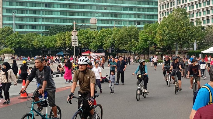 Warga ramai-ramai olahraga saat CFD di Jakarta