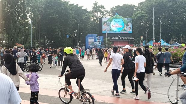 Warga ramai-ramai olahraga saat CFD di Jakarta