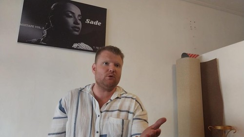 Kothukov Arthem (30) WNA asal Rusia yang diduga dipekerjakan organisasi masyarakat (ormas) untuk bangun organisasi kejahatan di Bali, Minggu (7/5/2023). (Rizki Setyo Samudero/detikBali)