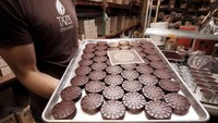 Selain cokelat batang, mereka juga menjual cokelat dengan bentuk seperti ini. Tampaknya cokelat itu baru selesai dibuat ya? Foto: onlyinyourstate.com
