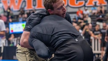 Tampak salah satu orang terkaya di dunia ini sedang latihan Jiu Jitsu. Foto: Facebook