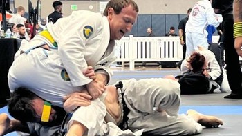 Bahkan dalam laga sesungguhnya di turnamen resmi Jiu Jitsu Brasil atau JJB, ia tampil baik dan menang. Foto: Facebook