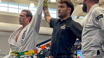 Berkompetisi di turnamen jiu jitsu pertama saya dan memenangkan beberapa medali emas dan perak untuk tim Guerrilla Jiu Jitsu. Terima kasih kepada Dave Camarillo, Khai Wu, dan James Terry karena telah melatih saya! tulis Zuck di akun Facebook resminya. Foto: Facebook