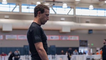 Masih harus dilihat apakah Zuckerberg akan terus berkompetisi di turnamen BJJ atau tidak, tetapi dia tampaknya menikmati pengalaman kompetisi pertamanya. Ini bisa hanya satu kali atau dia mungkin mulai memulai perjalanan yang mirip dengan bintang film Tom Hardy, yang kini dikenal sering tampil di kompetisi BJJ di Inggris. Foto: Facebook