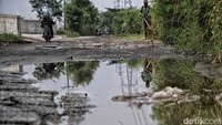 Jalan yang menghubungkan Kecamatan Cikarang Utara dengan Babelan itu rusak parah.