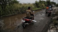 Genangan air tampak di mana-mana di sepanjang jalan tersebut.
