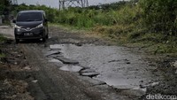 Pantauan di lapangan sepanjang 10 km jalan tersebut rusak parah.