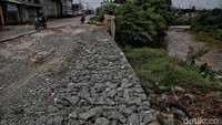 Bahkan salah satu jembatan di Jalan Raya Kali CBL masih rusak dan belum ada pagar pembatasnya.