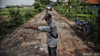 Jalan ini tak kunjung diperbaiki dengan alasan masih ada Proyek Strategis Nasional (PSN) yang belum selesai, yaitu Tol Cilincing-Cibitung.