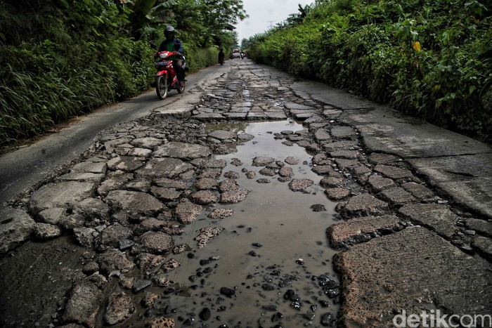 Jalan Raya Kali CBL, Cibitung, Kabupaten Bekasi, rusak dan tergenang air. Jalan yang rusak mencapai 10 Km.