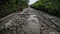 Masalah jalan rusak pun semakin besar di Indonesia, salah satunya di Bekasi. Seperti inilah kondisi di Jalan Raya Kali CBL, Cibitung, Kabupaten Bekasi. (Pradita Utama/detikcom)