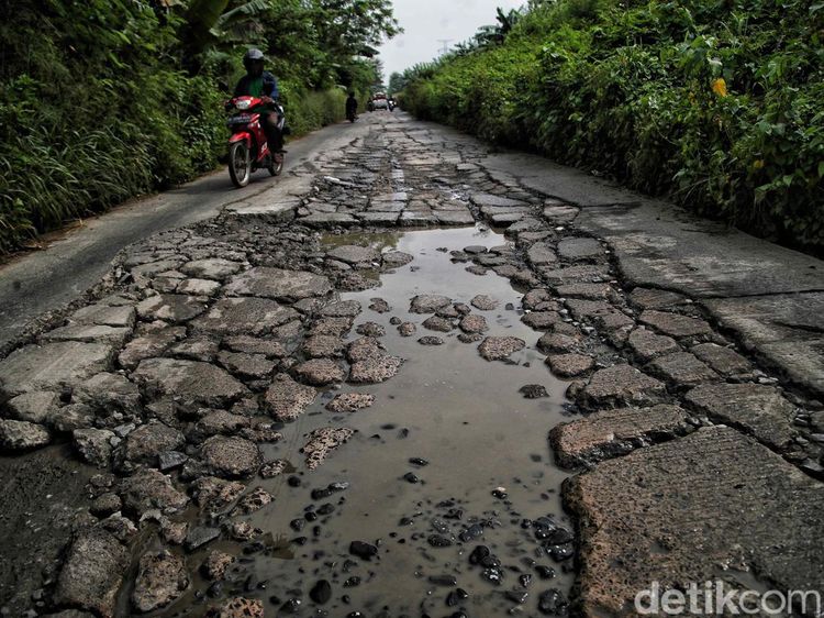10 Km Jalan Kali CBL Bekasi Rusak Parah dan Bahayakan Pengendara