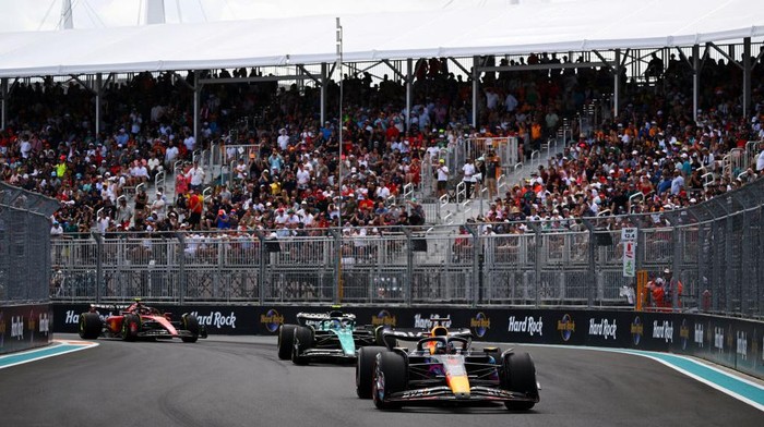 MIAMI, FLORIDA - MAY 07: Max Verstappen of the Netherlands driving the (1) Oracle Red Bull Racing RB19 leads Fernando Alonso of Spain driving the (14) Aston Martin AMR23 Mercedes during the F1 Grand Prix of Miami at Miami International Autodrome on May 07, 2023 in Miami, Florida. (Photo by Clive Mason - Formula 1/Formula 1 via Getty Images)