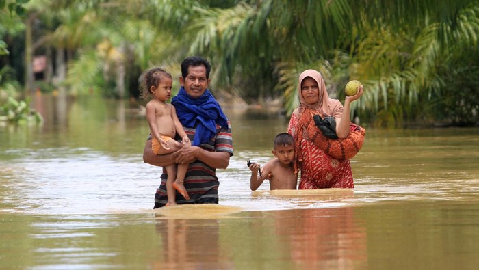 Foto udara suasana pemukiman penduduk yang terendam banjir di Desa Napai, Kecataman Woyla Barat, Aceh Barat, Aceh, Minggu (7/5/2023). Data Badan Penanggulangan Bencana Aceh (BPBA) menyebutkan, banjir yang disebabkan tingginya intensitas hujan dan meluap beberapa sungai di  Kabupaten Nagan Raya, Aceh Barat Daya, Aceh Barat, Aceh Selatan, Aceh Jaya, Aceh Tenggara, Aceh Singkil dan Kota Subulussalam tersebut mengakibatkan ribuan rumah warga terendam banjir dengan ketinggian air mencapai 60-150 cm. ANTARA FOTO/Syifa Yulinnas/YU