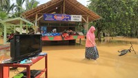 Banjir tersebut disebabkan tingginya intensitas hujan dan meluapnya beberapa sungai.  