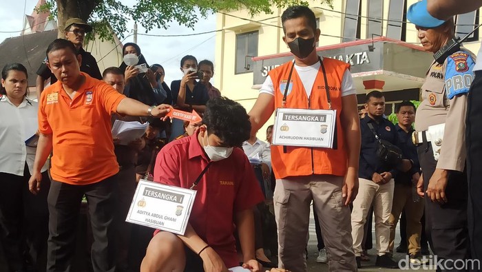 Adegan Aditya Hasibuan  menghajar Ken Admiral (peran pengganti) saat rekonstruksi di Mapolda Sumut, Senin (8/5/2023)