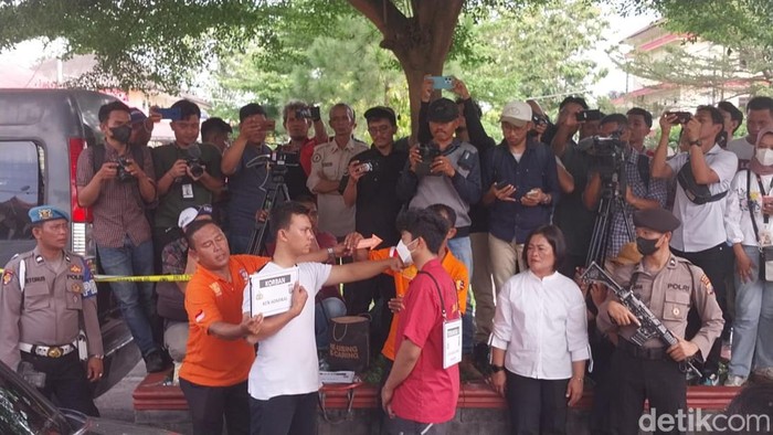Adegan Ken Admiral memukul rahang anak AKBP Achiruddin, Aditya Hasibuan.