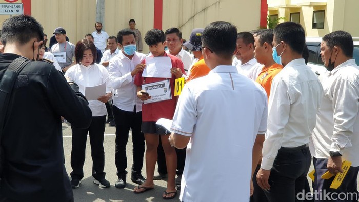Aditya, anak AKBP Achiruddin saat ikut rekonstruksi di Polda Sumut. (Goklas Wisely/detikSumut)