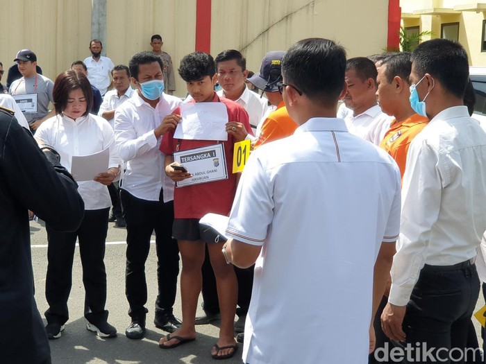 Aditya, anak AKBP Achiruddin saat ikut rekonstruksi di Polda Sumut. (Goklas Wisely/detikSumut)