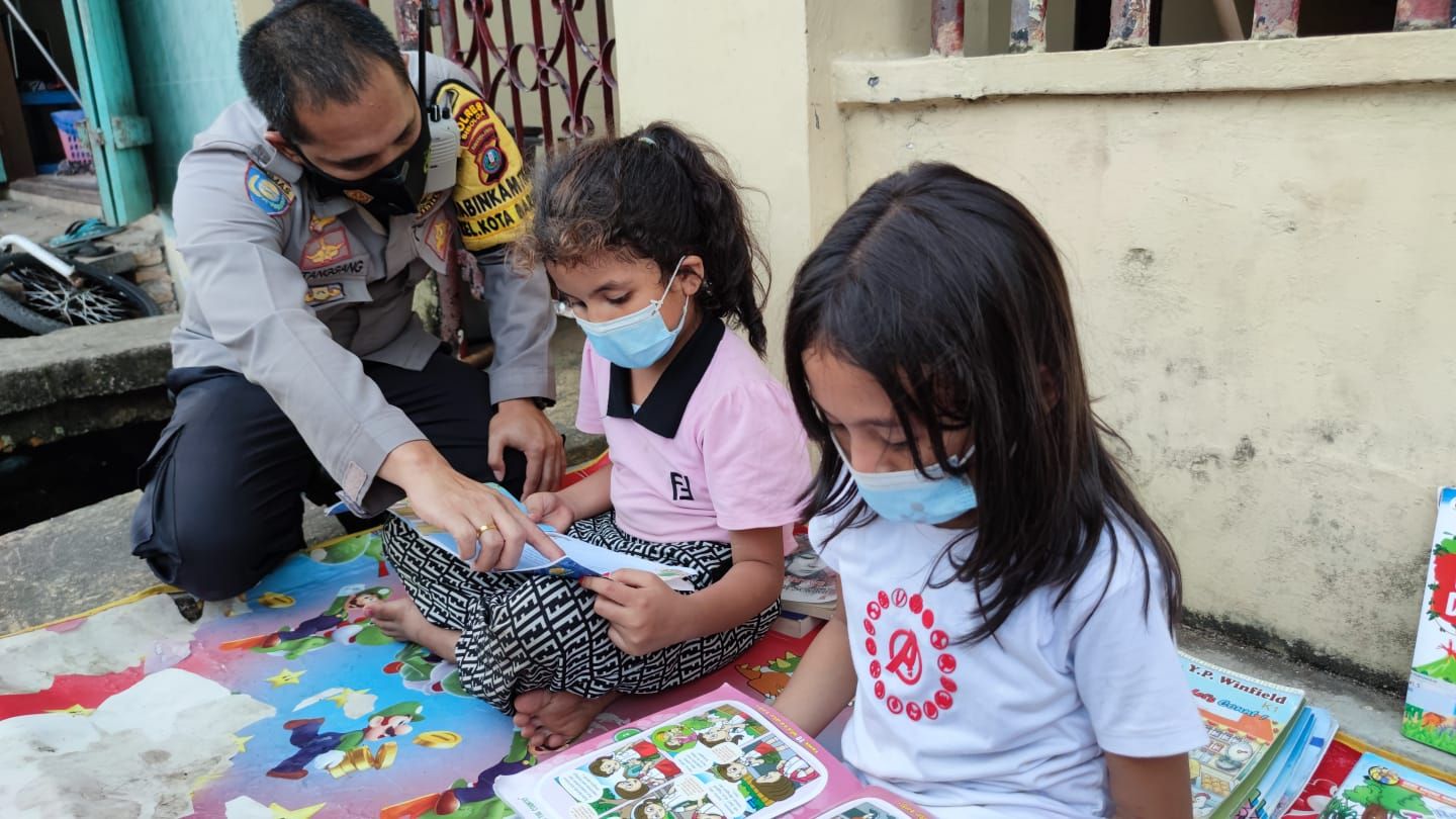 Aipda Hadi mendirikan Kelas Anak Indonesia di Sibolga, Sumatera Utara