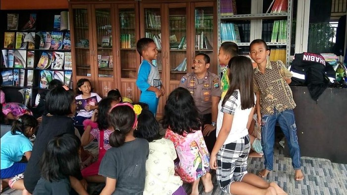Aipda Hadi mendirikan Kelas Anak Indonesia di Sibolga, Sumatera Utara