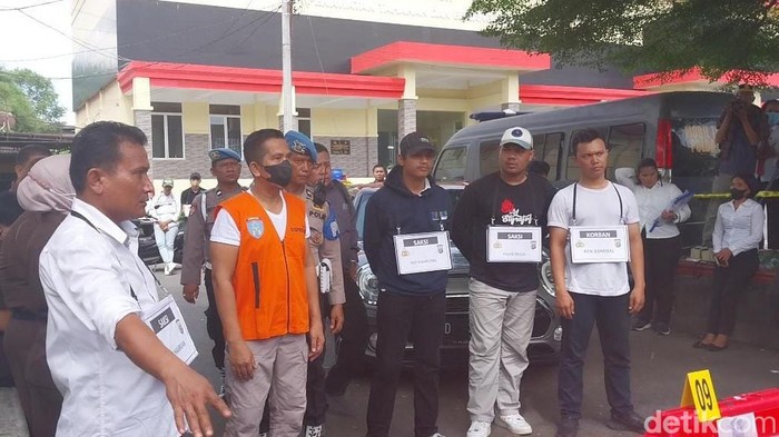 AKBP Achiruddin Hasibuan saat mengikuti rekonstruksi di Polda Sumut.