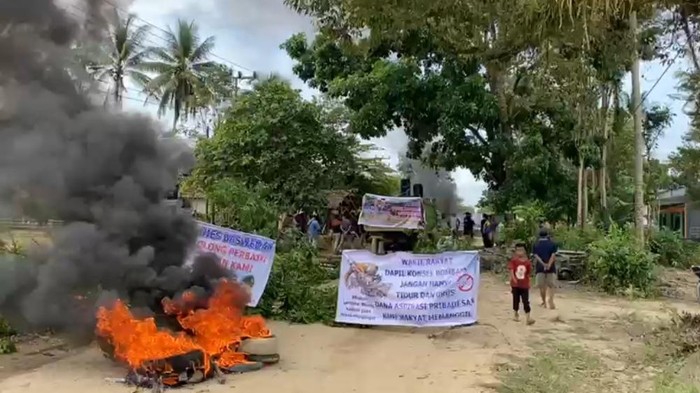 Aksi blokade ruas Jalan Poros Kendari-Motaha dengan membakar ban dan menebang pohon pada Senin (21/11/2022) lalu.