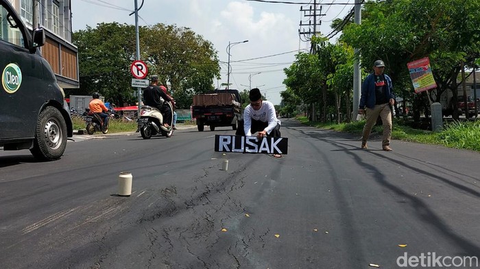 Aksi Kusnan seorang diri memprotes jalan rusak di Surabaya