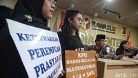 Mereka menilai, dengan peraturan tersebut, akan mengurangi jumlah keterwakilan perempuan secara signifikan pada daftar caleg Pemilu 2024.