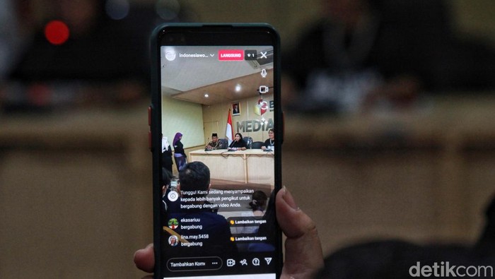 Aktivis Perempuan Geruduk Bawaslu, Ada Apa? Sejumlah aktivis beraksi di Gedung Bawaslu RI, Jl MH Thamrin, Senin (8/5/2023). Mereka menyoroti peraturan PKPU No 10 Pasal 8 tentang keterwakilan perempuan.