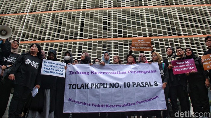 Sejumlah aktivis beraksi di Gedung Bawaslu RI, Jl MH Thamrin, Senin (8/5/2023). Mereka menyoroti peraturan PKPU No 10 Pasal 8 tentang keterwakilan perempuan.