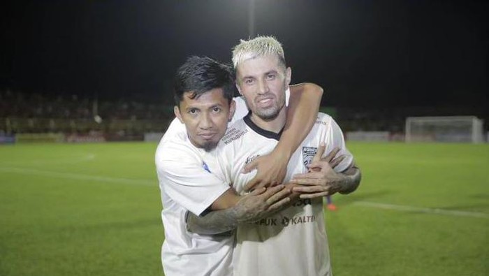 Assiten pelatih PSM Makassar Ahmad Amiruddin dan pemain Borneo FC Stefano Lilipaly. Assiten pelatih PSM Makassar Ahmad Amiruddin dan pemain Borneo FC Stefano Lilipaly.